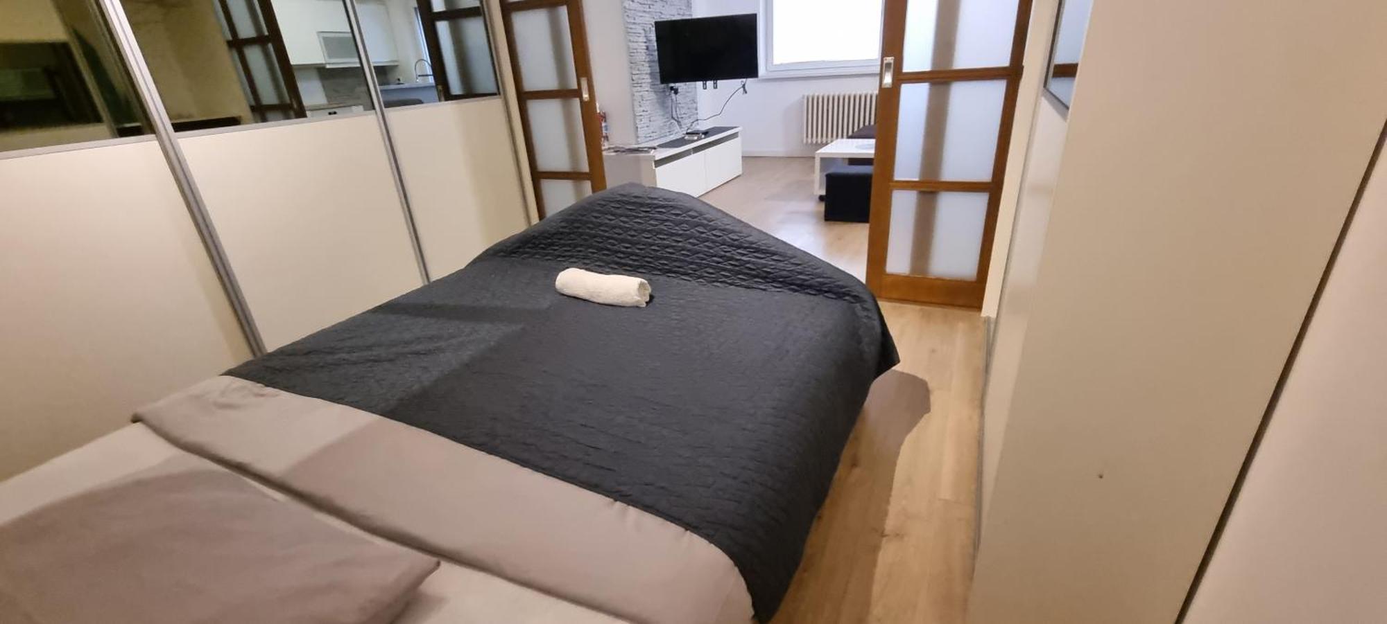 Huge Apartment Next To Train Station Close To The City Center บราติสลาวา ภายนอก รูปภาพ