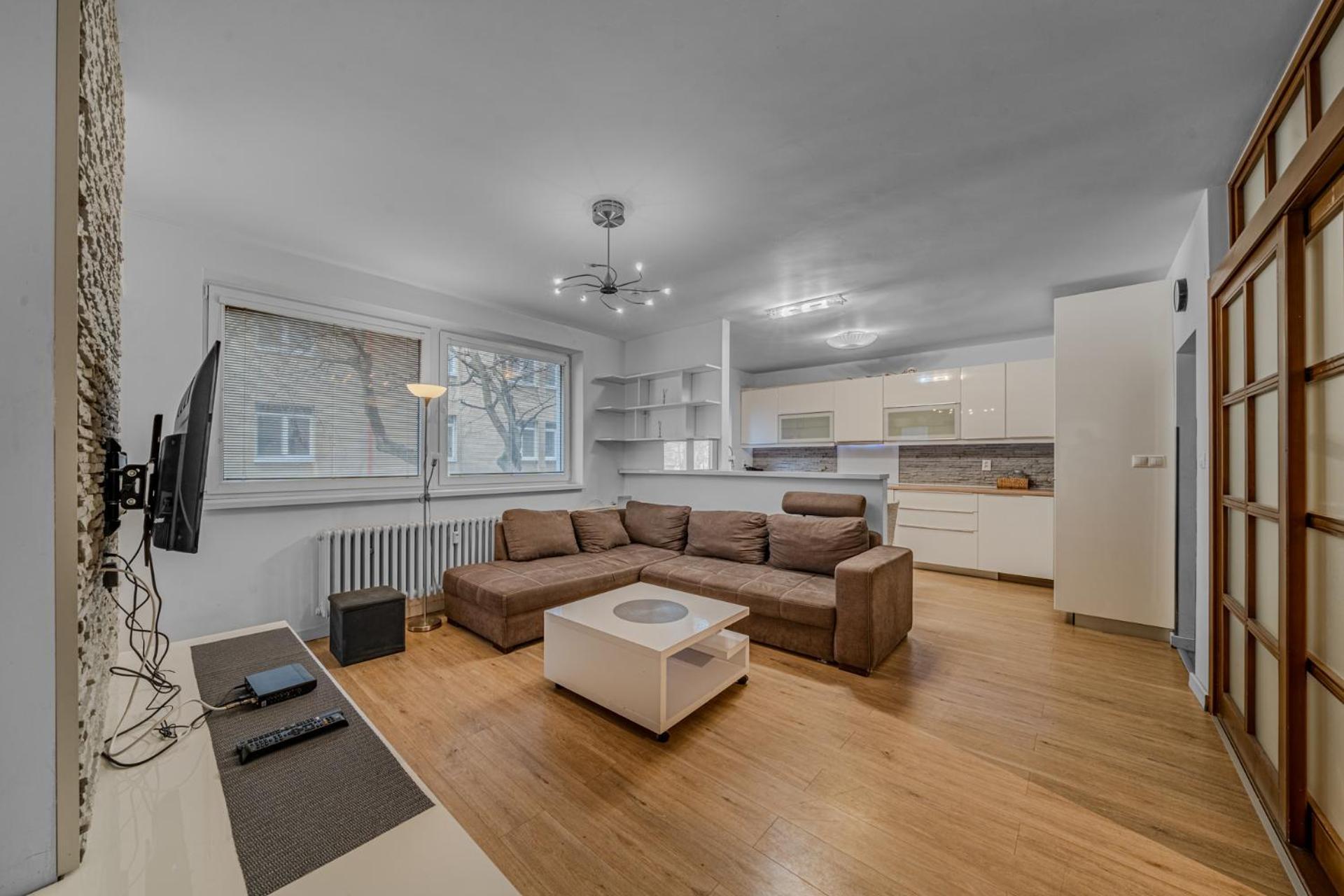 Huge Apartment Next To Train Station Close To The City Center บราติสลาวา ภายนอก รูปภาพ